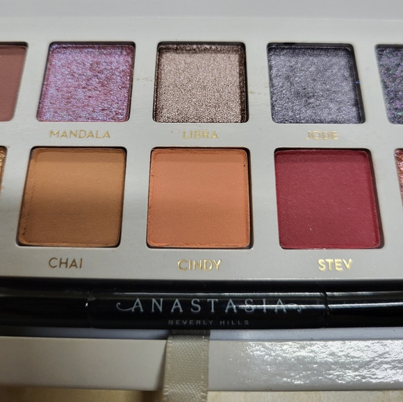 ABH Carli Bybel Eyeshadow Palette - Picture 10 of 10